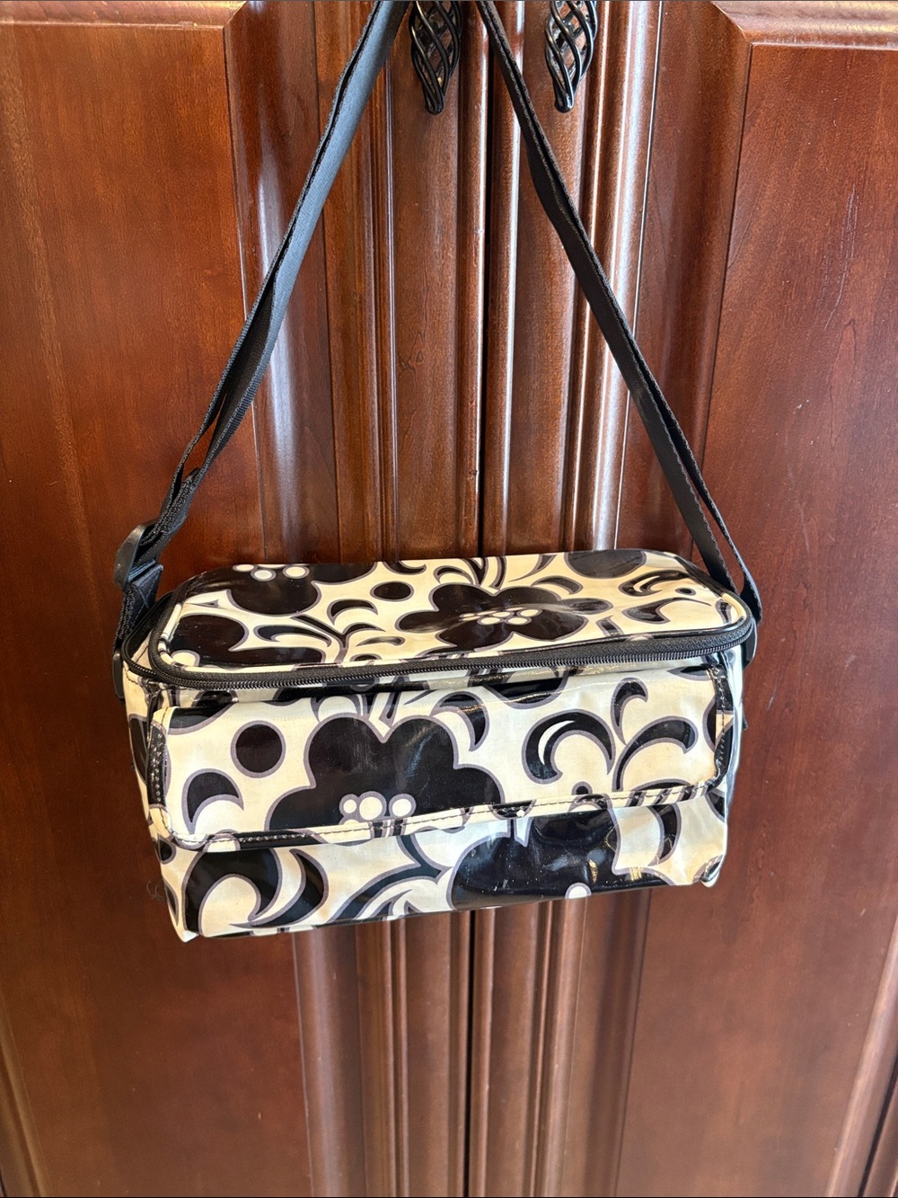 Black and Cream Floral lunch box with Shoulder Strap Vera Bradley. So cute.